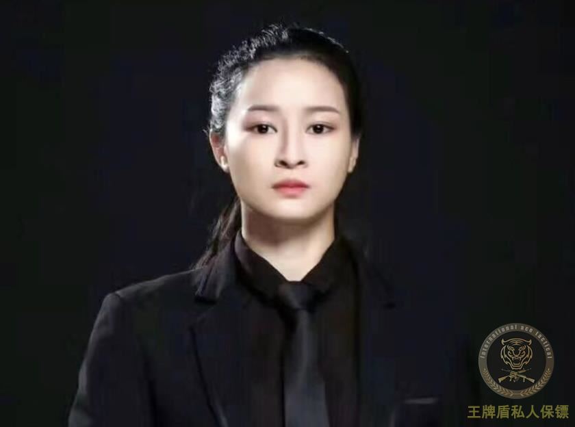 女子保鏢接送孩子并且隨時(shí)保護(hù)安全
