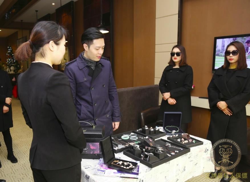 珠寶店老板去上海參展，一萬元雇了四個(gè)黑衣女保鏢，好酷好有范兒
