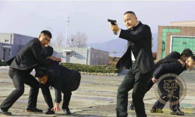 富豪女兒深夜被劫走請(qǐng)保鏢護(hù)送千萬巨款贖金