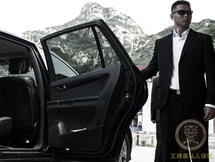 女童被親媽及其男友虐待親人重金請(qǐng)王牌盾私人保鏢貼身保護(hù)女童