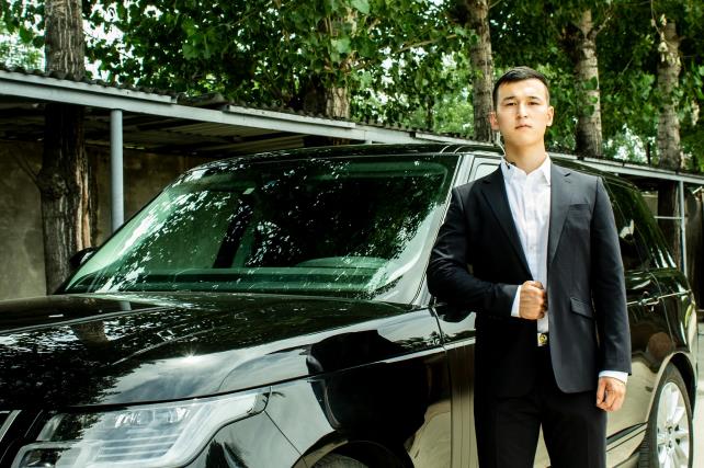 元宵佳節(jié)，女子雇傭王牌盾司機保鏢回家舞龍獅